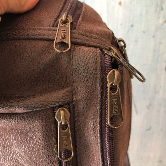 Australian leather crossbody/satchel belt bag w/“Australia” written in gold - Picture 5 of 11